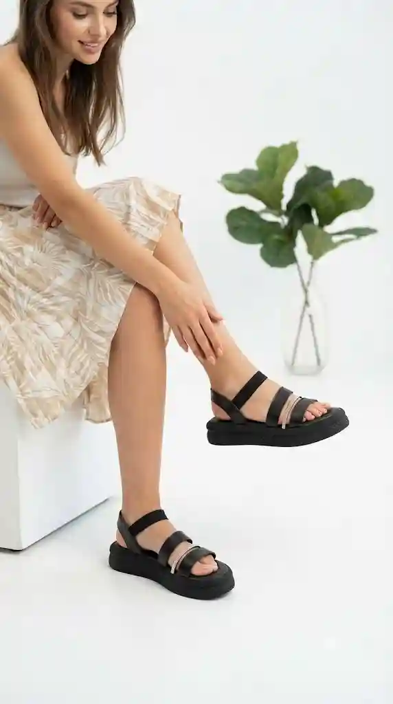 صندل  زنانه مدل راحتی وسط نگین مشکی  کد 260